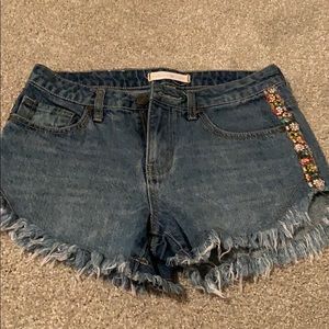 Jean frayed shorts with floral detail